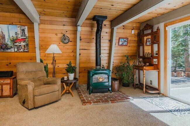 Main Room - Fireplace (Gas) - 14234 Glacier View Dr