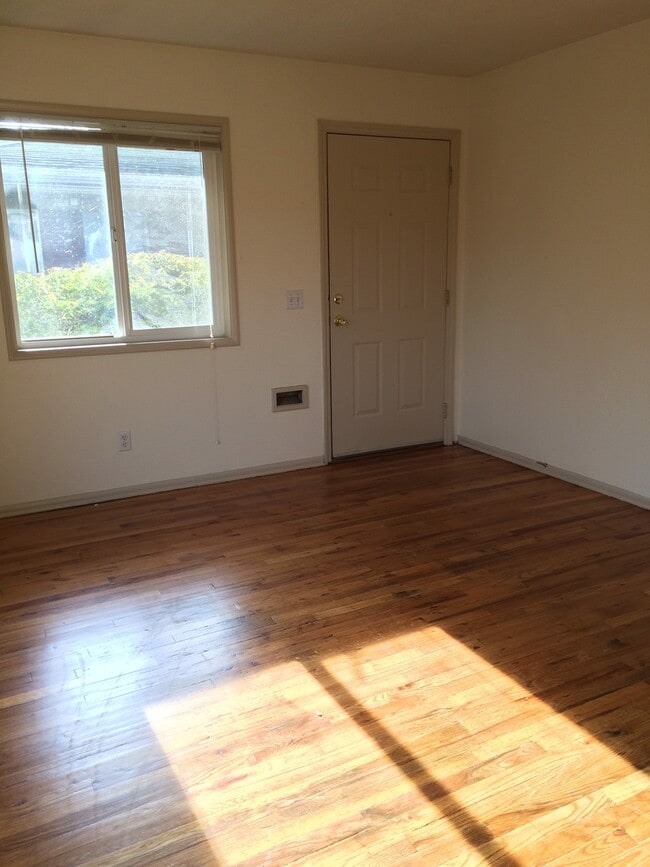 Building Photo - Corner 1bed, great location, bike storage,...
