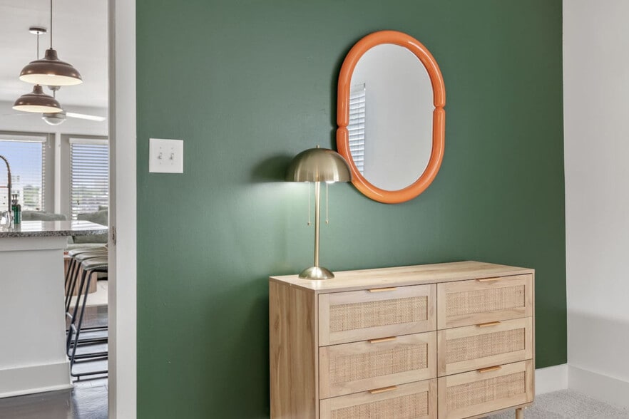 Building Photo - 841 Memorial Dr SE