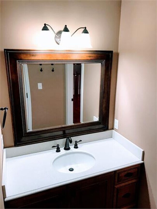 Building Photo - Townhouse in Forest