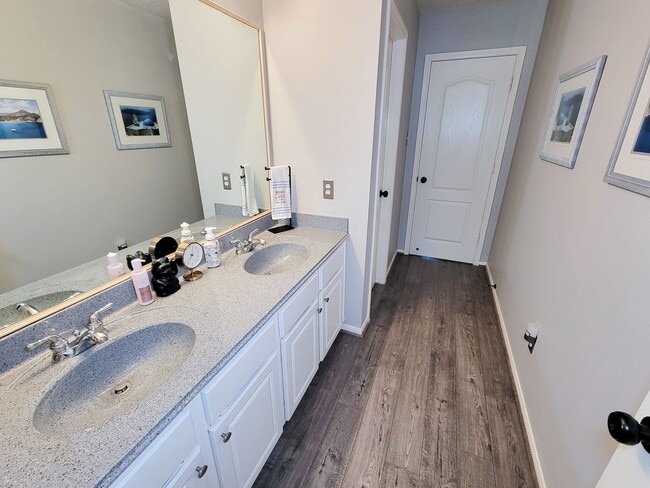 Building Photo - Welcome home to this charming 4-bedroom, 3-bathroom brick house in the desirable Stone Gate commu...