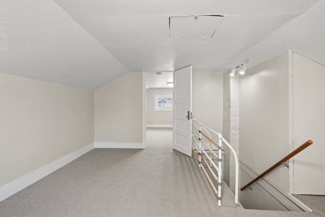 Building Photo - 709 McKenzie Ave