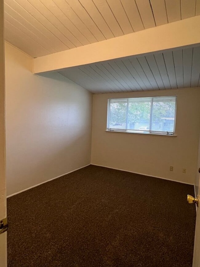 Building Photo - 22 Candy St