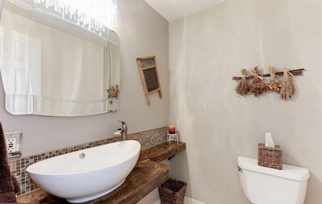Building Photo - Gorgeous 4 BR/2.5 BA Home on a Beautiful T...