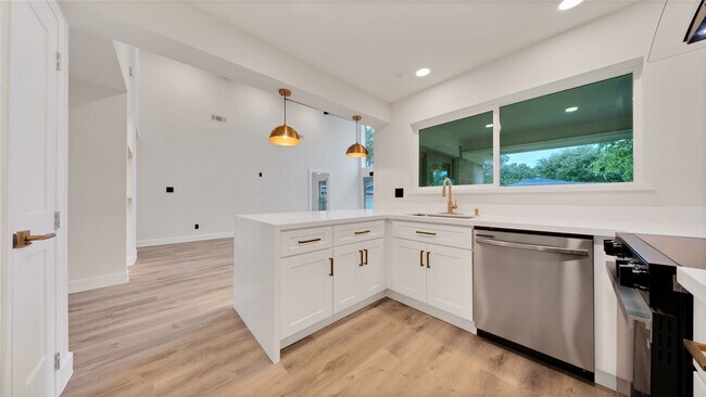 Building Photo - 2407 Bradford Dr