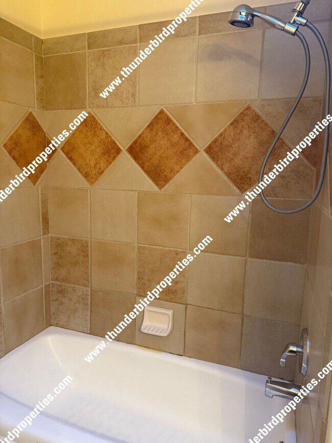 Building Photo - 3 Bedrooms, 2 baths with Valley views in N...