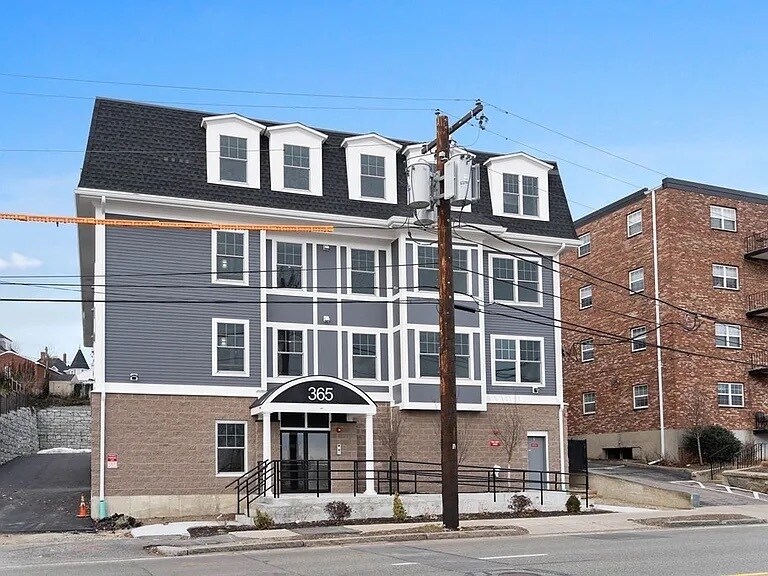 Building Photo - 365 Newport Ave