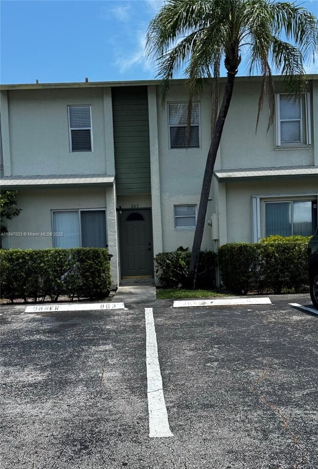 Building Photo - 863 Crystal Lake Dr
