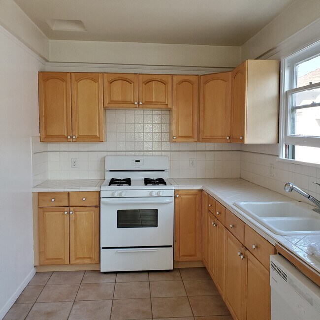 Building Photo - 1233 S Orange Grove Ave
