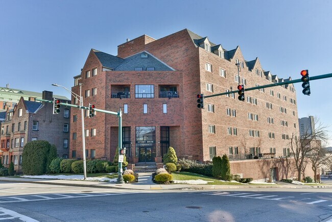 Building Photo - 44 Elm St