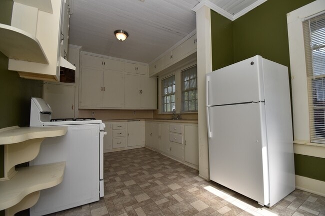 Building Photo - Recently Updated 3 Bedroom House