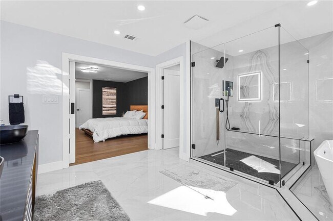 Building Photo - 915 Lost Forest Dr NW