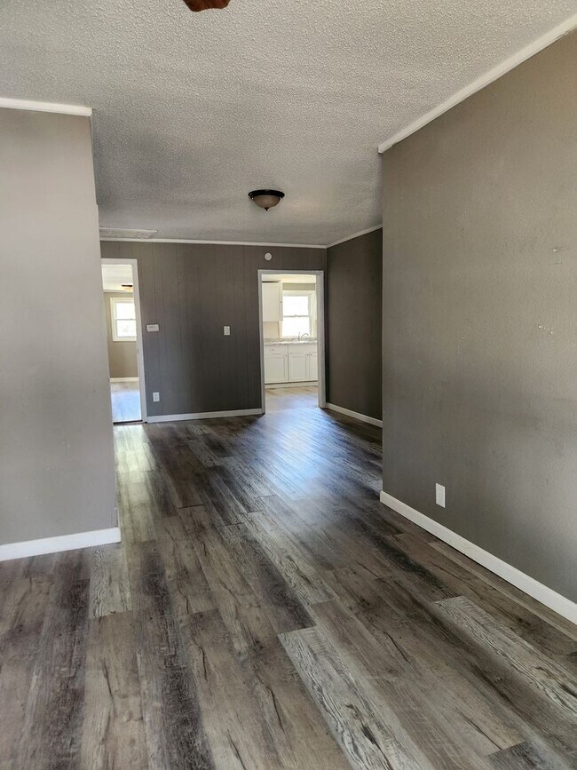 Building Photo - 4-Bedroom/1 Bath Home for Rent – $1,200/month – Columbus, KS