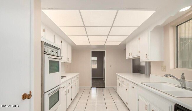 Building Photo - 10207 W Kingswood Cir