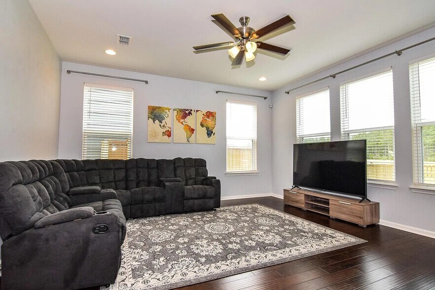 Building Photo - 422 Northern Red Oak Dr