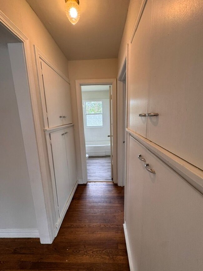 Building Photo - 2 bed 1 bath huge outdoor space and one car garage in Norman!