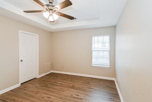 Building Photo - 180 Garden View Dr