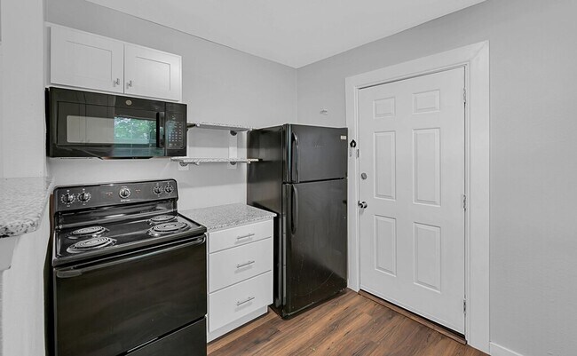 Building Photo - Updated 2 Bedroom Rental with Large Backyard