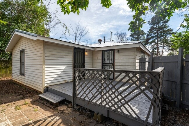 Building Photo - Limited-Time Promo! Get $250 OFF Your First Month's Rent! Renovated 3BR/2BA Tuscaloosa Gem with L...