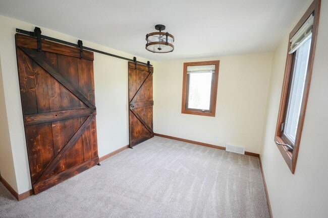 Building Photo - Beautiful 2-story home in Slatterly Park neighborhood!