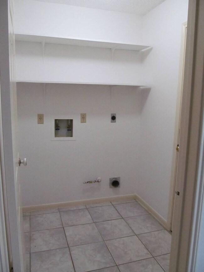 Building Photo - 2118 Hickory Lawn Dr