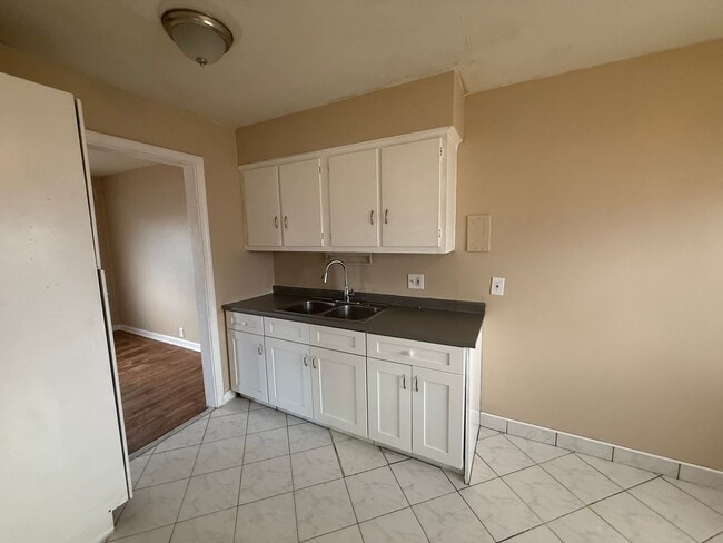 Building Photo - Euclid 4 Bed Single Water/Sewer included