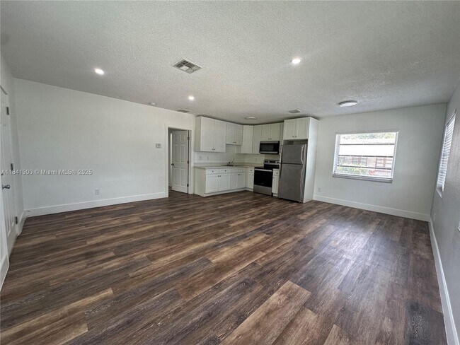 Building Photo - 3315 SW 15th Ave