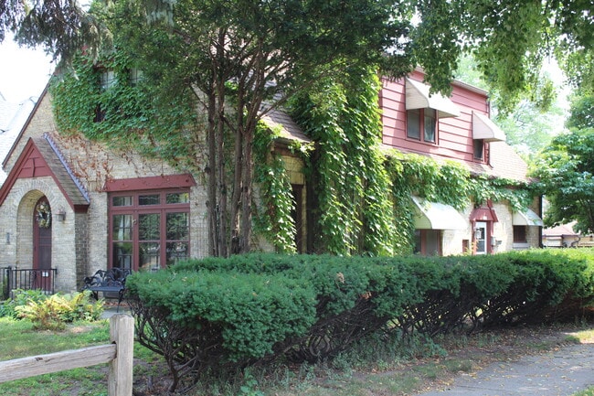 Building Photo - 6633 Milwaukee Ave