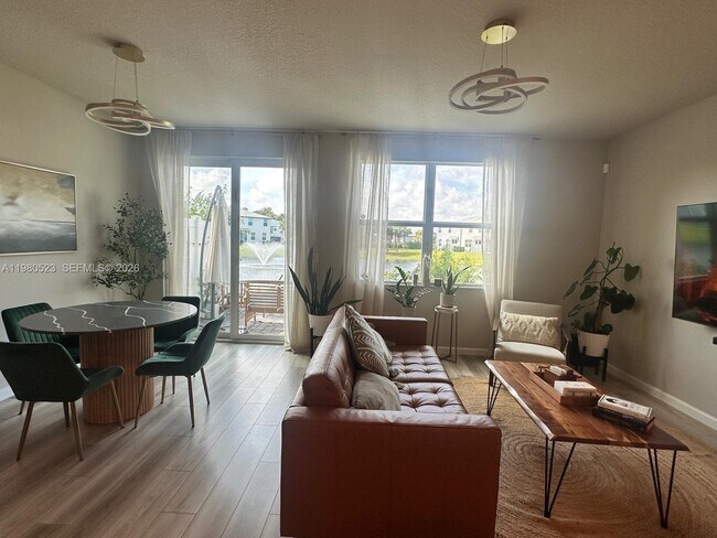 Building Photo - 5689 Mentmore Dr