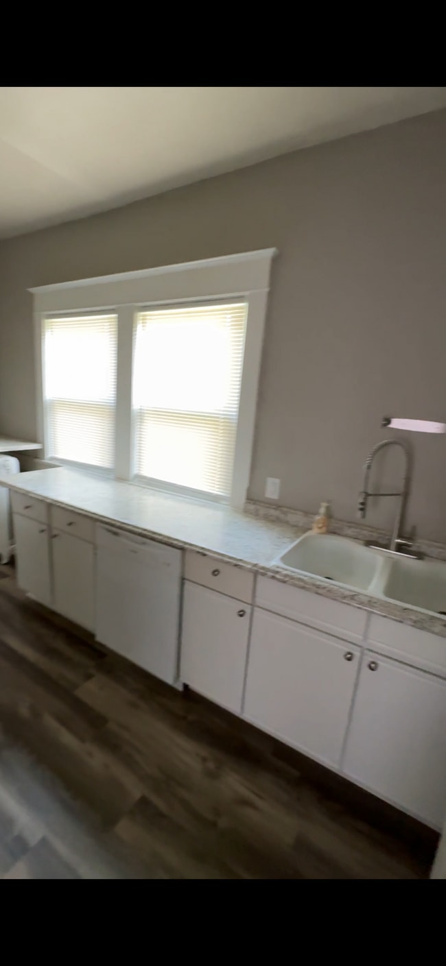 Building Photo - 733 Wright St