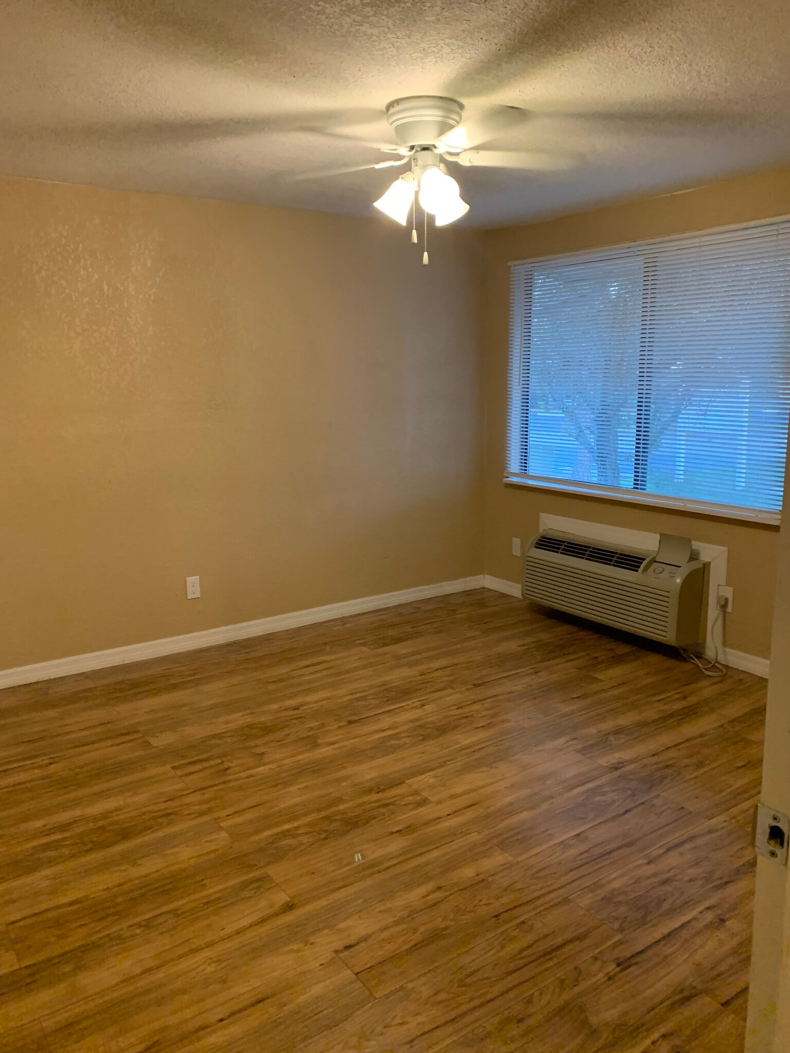 Building Photo - 520 7th Pl