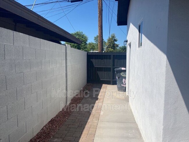 Building Photo - 257 E Oakland St