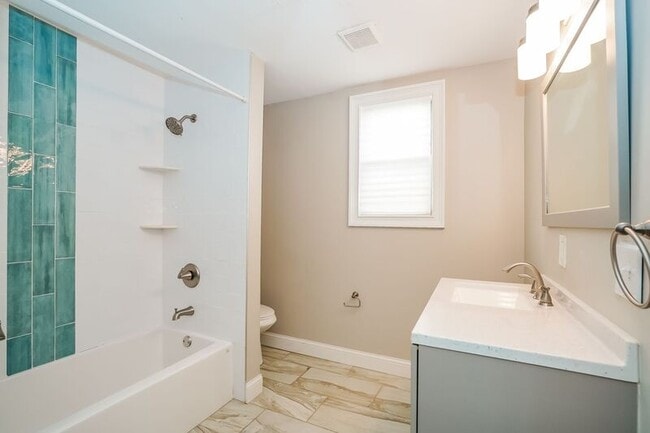 Building Photo - 764-766 Kelton Ave