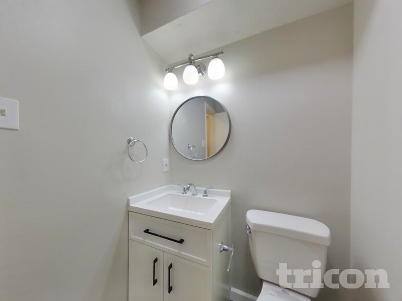 Building Photo - 14907 Englebrook Dr