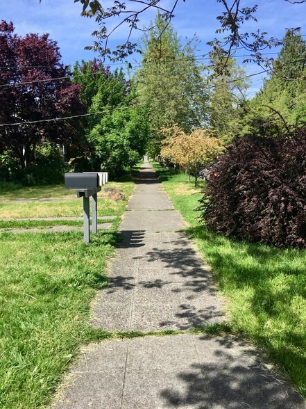 Building Photo - 7543 11th Ave NE #B