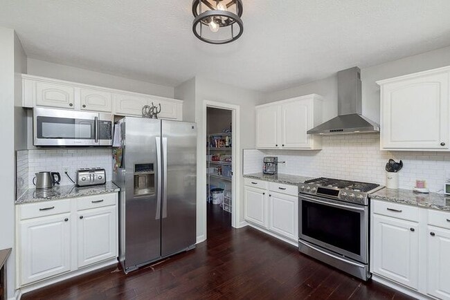 Building Photo - Beautiful updated home in West Carmel!