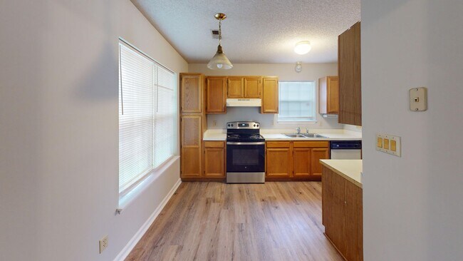 Building Photo - Charming one-story 1st level end unit condo