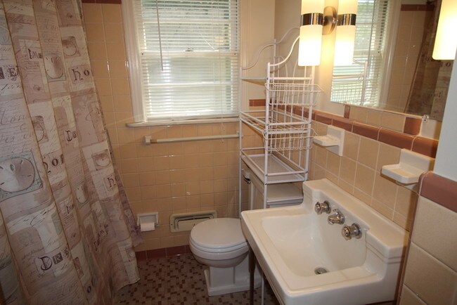 Building Photo - Two bedroom apartment in Clifton Heights