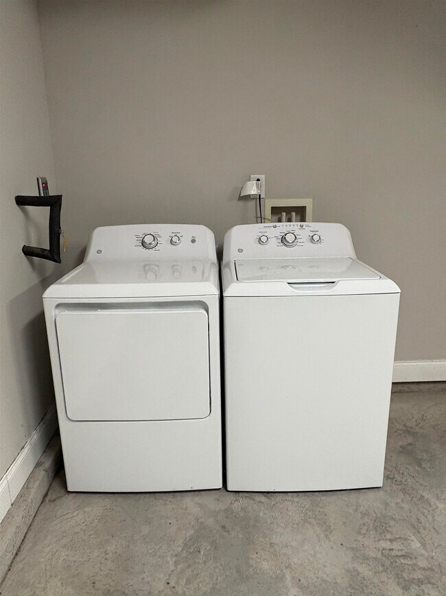 Building Photo - 104 Ringding Dr