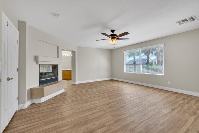Building Photo - LUXORY 5 BEDROOM 3 1/2 BATH HOME LOCATED I...