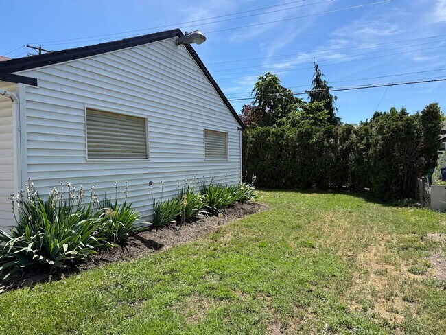 Building Photo - Audubon-Downriver Neighborhood 4 bedroom, 1 bath corner lot with large, fenced yard