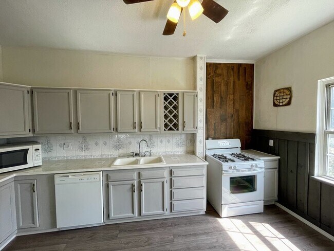 Building Photo - 4 bed 3 bath - Brighton Heights - HUGE house, large rooms, spacious kitchen