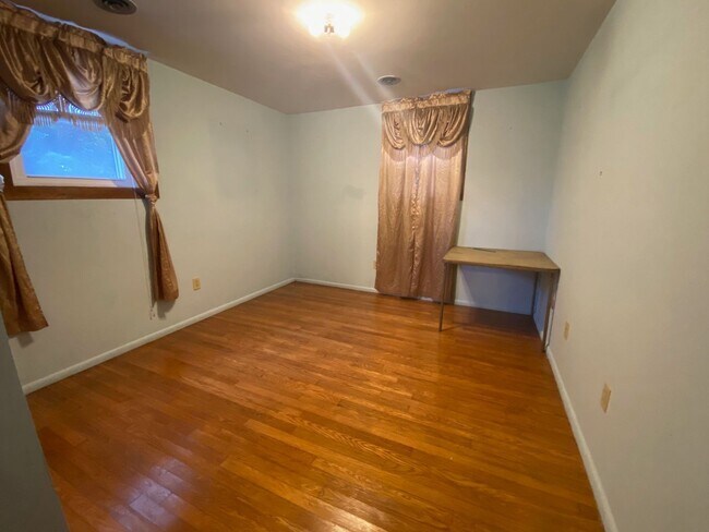 Building Photo - 6-Bedroom Single Family Home