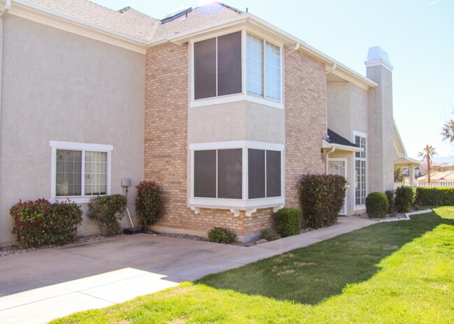 Building Photo - Spacious 4-Bed, 3-Bath Townhouse Retreat i...