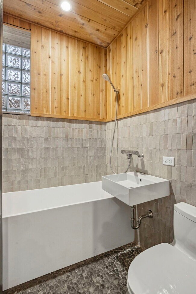 Building Photo - 1414 N Maplewood Ave