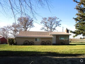 Building Photo - Peaceful Country Living 3 Miles North of B...