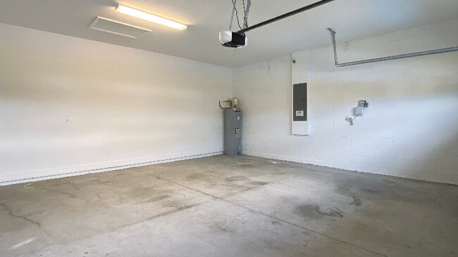 Building Photo - 2066 Cresswell St