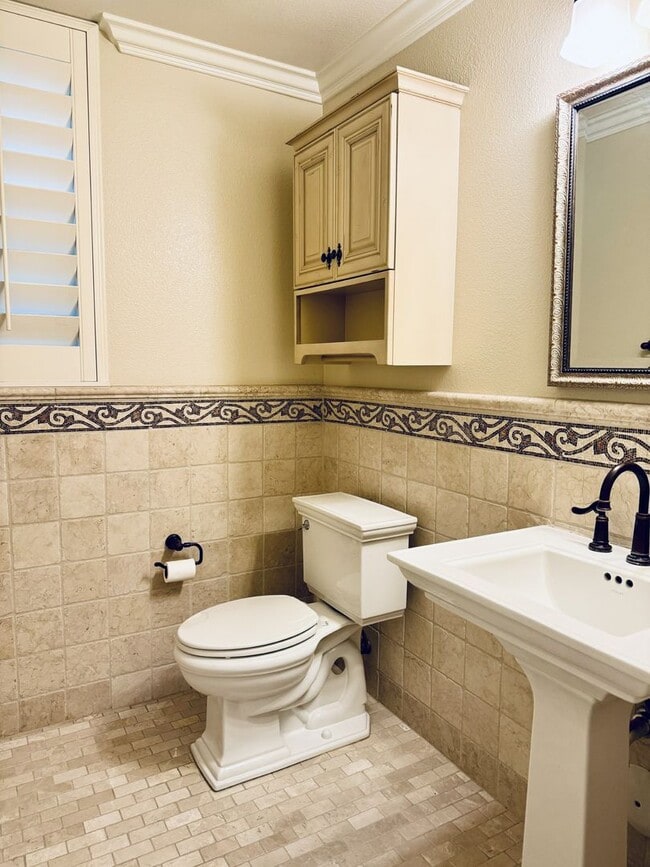Building Photo - $3995.00 / 1600 sq.ft - 3 bdrm/2.5 bth Van...