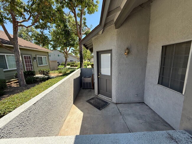 Building Photo - 2.5 Bed + 1.5 Bath + 2 Car Garage + Centra...