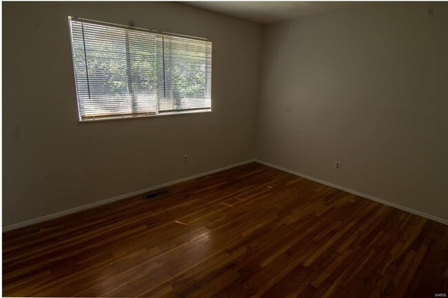 Building Photo - Spacious 3 bedroom 1.5 bath ranch